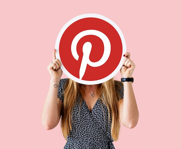 Kostenloses Foto frau, die eine pinterest-ikone zeigt