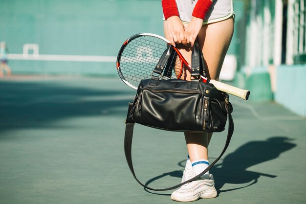 Frau, die eine Tasche mit Sportkleidung hält