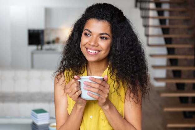 Frau, die eine Tasse Kaffee genießt