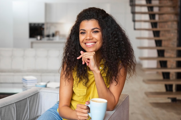 Frau, die eine Tasse Kaffee genießt