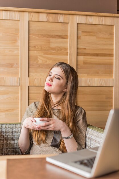 Kostenloses Foto frau, die eine tasse tee genießen