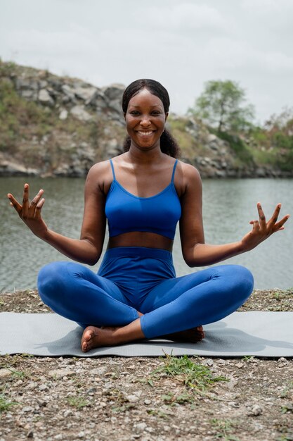 Frau, die eine Yoga-Pose unterrichtet