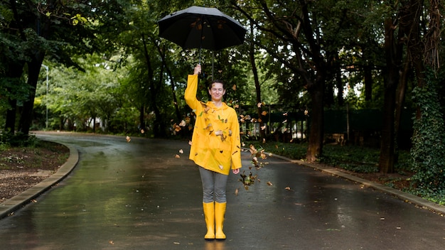 Frau, die einen gelben Regenmantel trägt