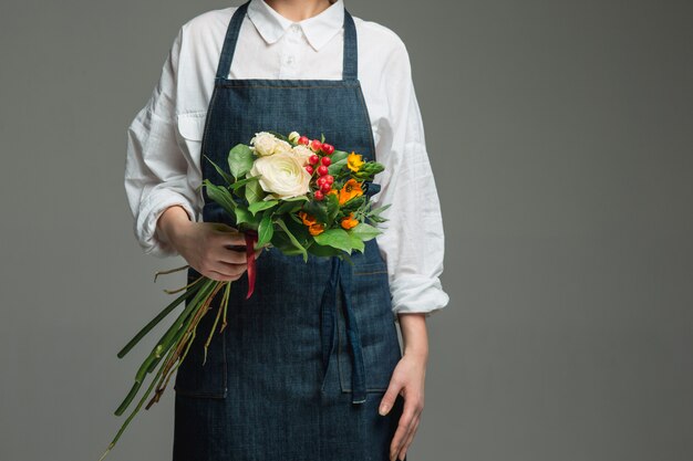 Frau, die einen herrlichen Blumenstrauß anhält