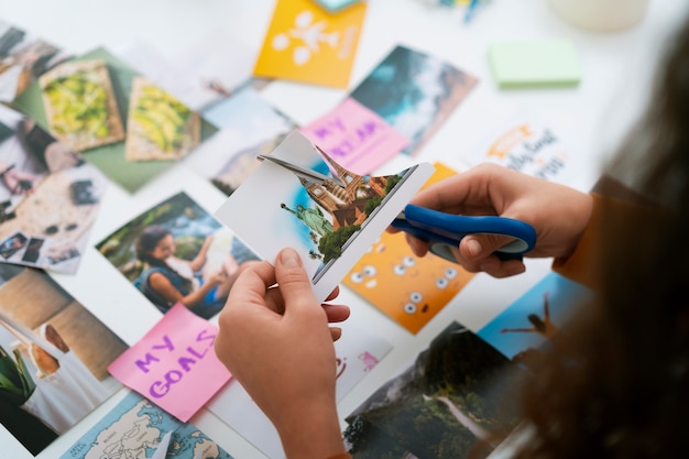 Kostenloses Foto frau, die einen hohen winkel des inspirierenden vision boards schafft