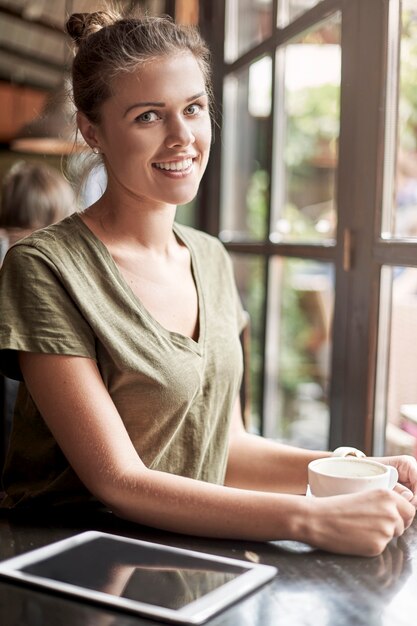 Frau, die einen Kaffee nimmt