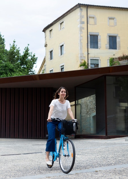 Frau, die einen Öko-Weg für den Transport nutzt