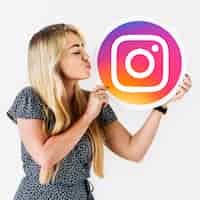 Kostenloses Foto frau, die einen kuss zu einer instagram-ikone durchbrennt