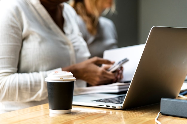 Frau, die einen Laptop in einer Sitzung verwendet