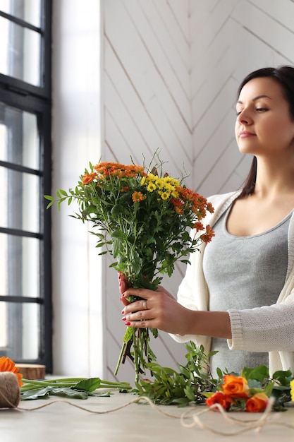 Frau, die einen schönen Blumenstrauß macht