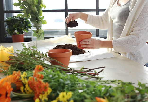 Frau, die einen schönen Blumenstrauß macht