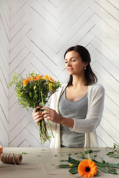 Frau, die einen schönen Blumenstrauß macht