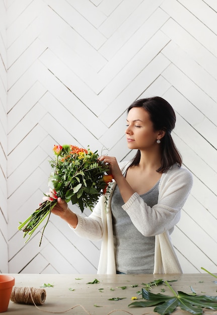 Frau, die einen schönen Blumenstrauß macht