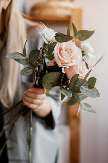 Frau, die einen schönen Blumenstrauß macht