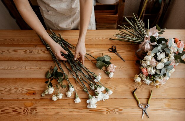 Frau, die einen schönen Blumenstrauß macht