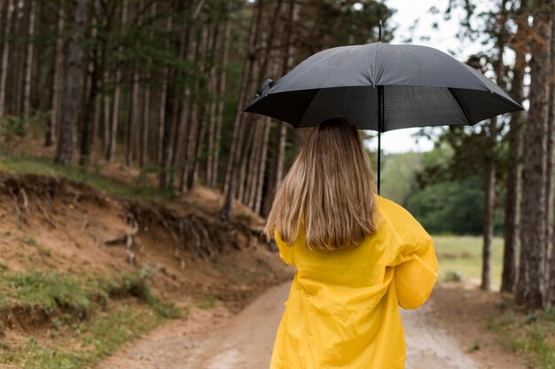 Frau, die einen Spaziergang im Wald macht