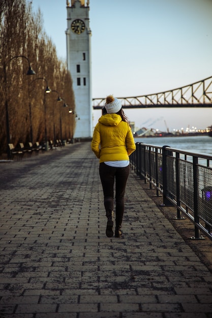 Frau, die einen Spaziergang in einem Park nahe der Jacques-Cartier-Brücke in Kanada nimmt