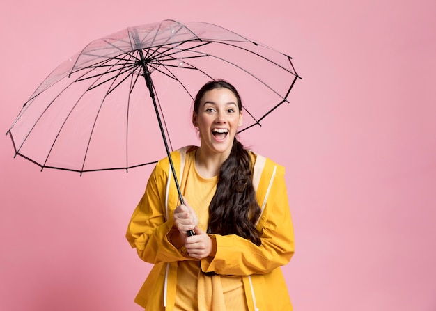 Kostenloses Foto frau, die einen spaziergang mit einem regenschirm nimmt