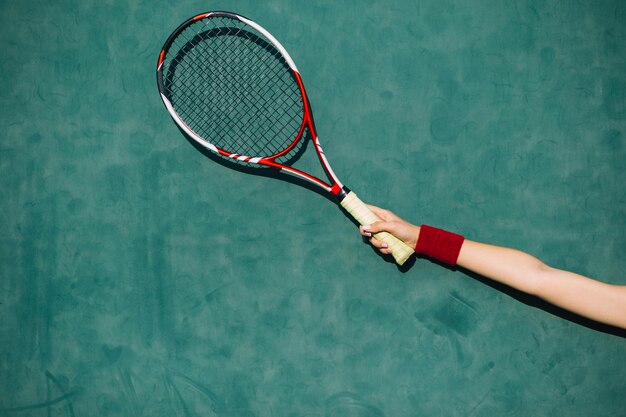 Frau, die einen Tennisschläger in der Hand hält