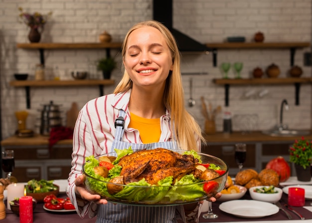 Frau, die einen Truthahn mit Salatsoße hält