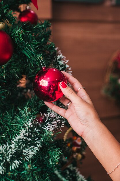 Frau, die einen Weihnachtsbaum schmückt