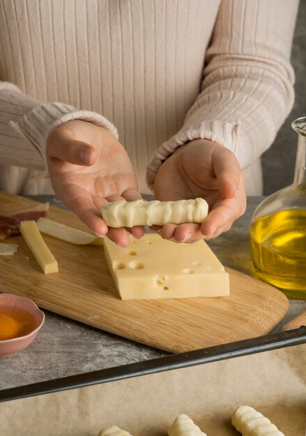 Frau, die einige traditionelle Tequenos vorbereitet