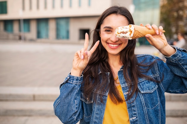 Frau, die Eis im Freien mit Kopienraum hat