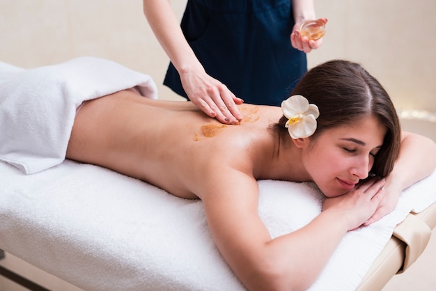 Kostenloses Foto frau, die entspannende massage am badekurort erhält
