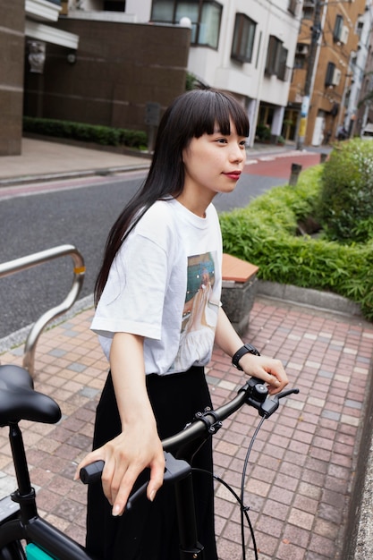 Frau, die Fahrrad in der Stadt fährt