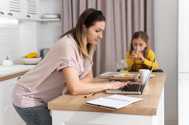 Frau, die fern mit Laptop arbeitet