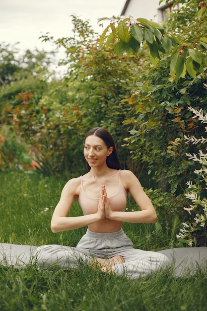 Frau, die fortgeschrittenes Yoga in einem Park praktiziert