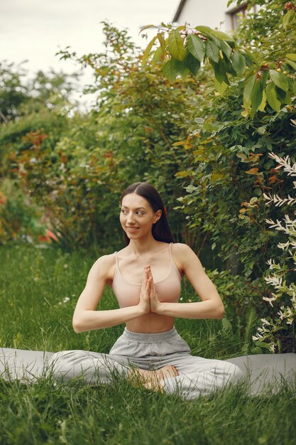 Frau, die fortgeschrittenes Yoga in einem Park praktiziert