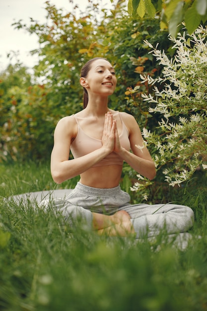 Frau, die fortgeschrittenes Yoga in einem Park praktiziert