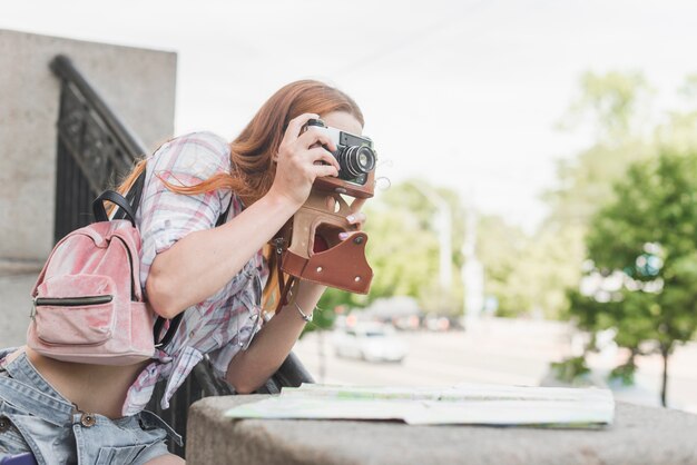 Frau, die Foto auf Stadtanziehungskräften macht