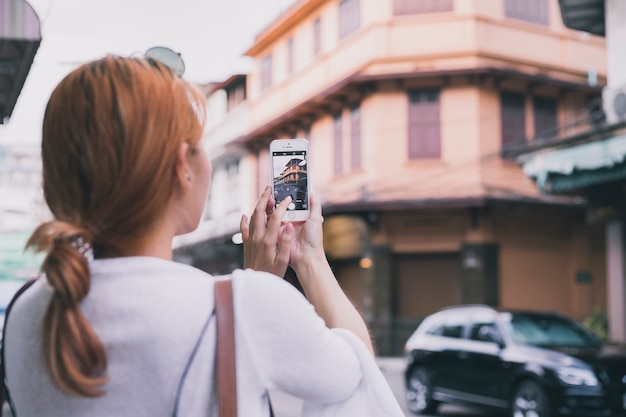 Frau, die Foto der Straße macht