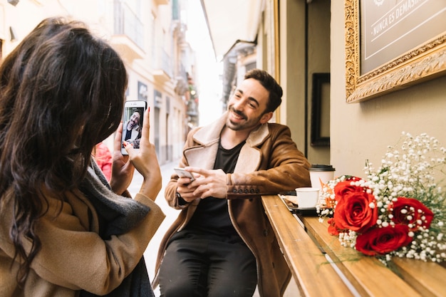 Frau, die Foto des Mannes macht