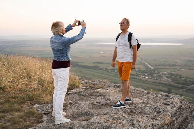 Frau, die Foto des Mannes macht