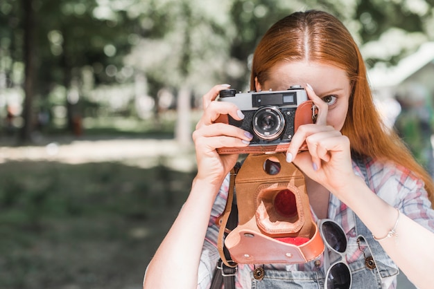 Frau, die Foto mit Kamera macht