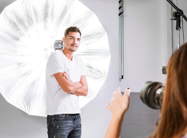 Frau, die Fotos des gutaussehenden Mannes macht