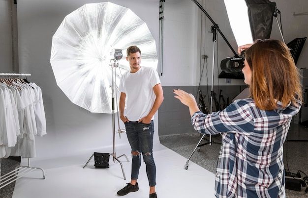 Frau, die Fotos des Modellaufstellens macht