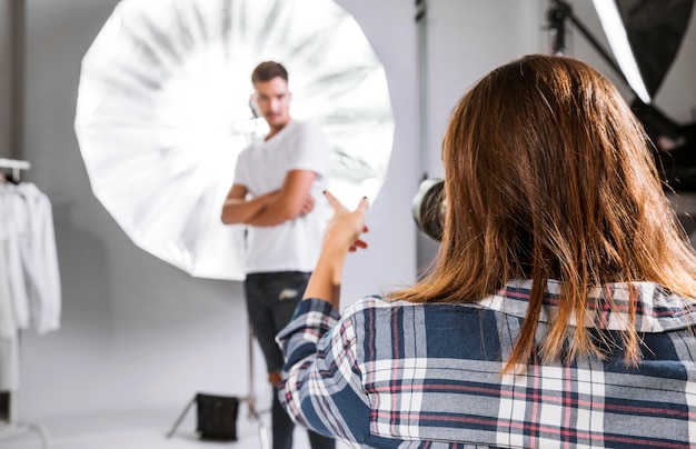 Frau, die Fotos des schönen Modells macht