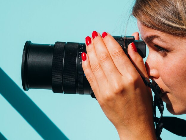 Frau, die Fotos mit einer Fotokamera macht