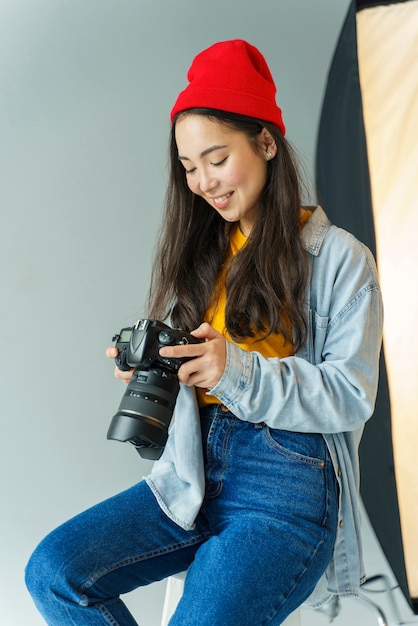 Frau, die Fotos vor der Kamera betrachtet