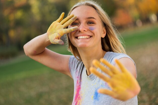 Frau, die für holi Feier aufwirft