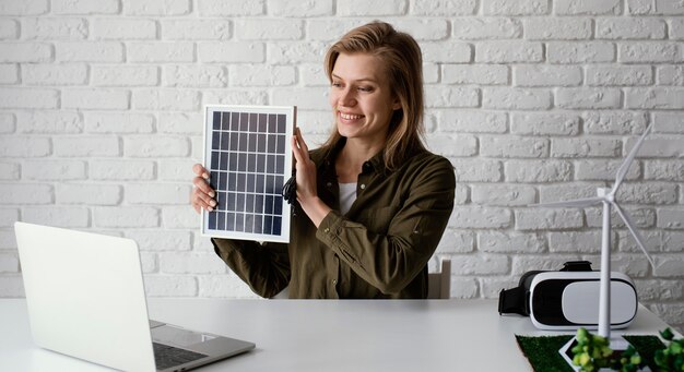 Frau, die für Umweltprojektporträt arbeitet