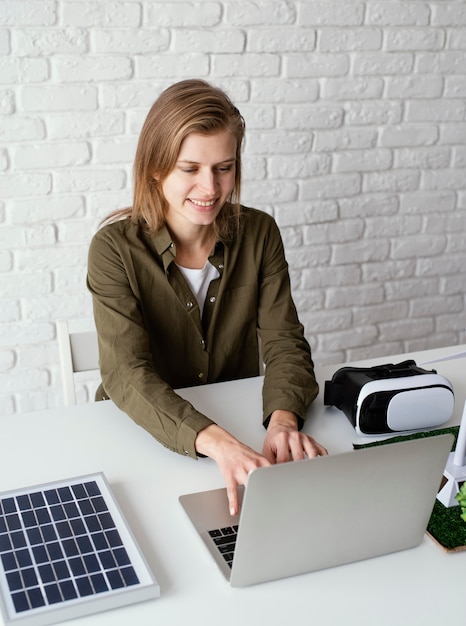 Frau, die für Umweltprojektporträt arbeitet