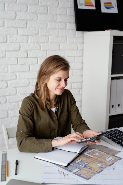 Frau, die für Umweltprojektporträt arbeitet