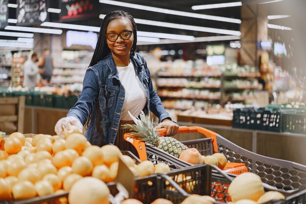 Frau, die Gemüse am Supermarkt einkauft