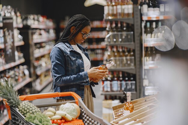 Frau, die Gemüse am Supermarkt einkauft