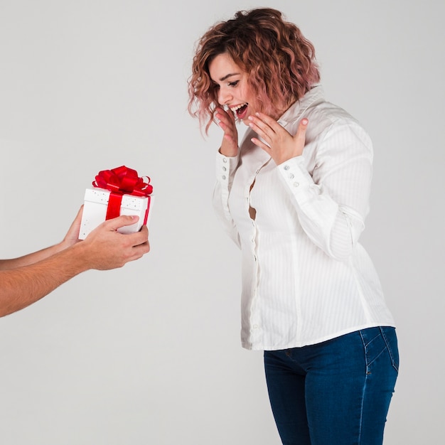 Frau, die Geschenk für Valentinsgrüße empfängt